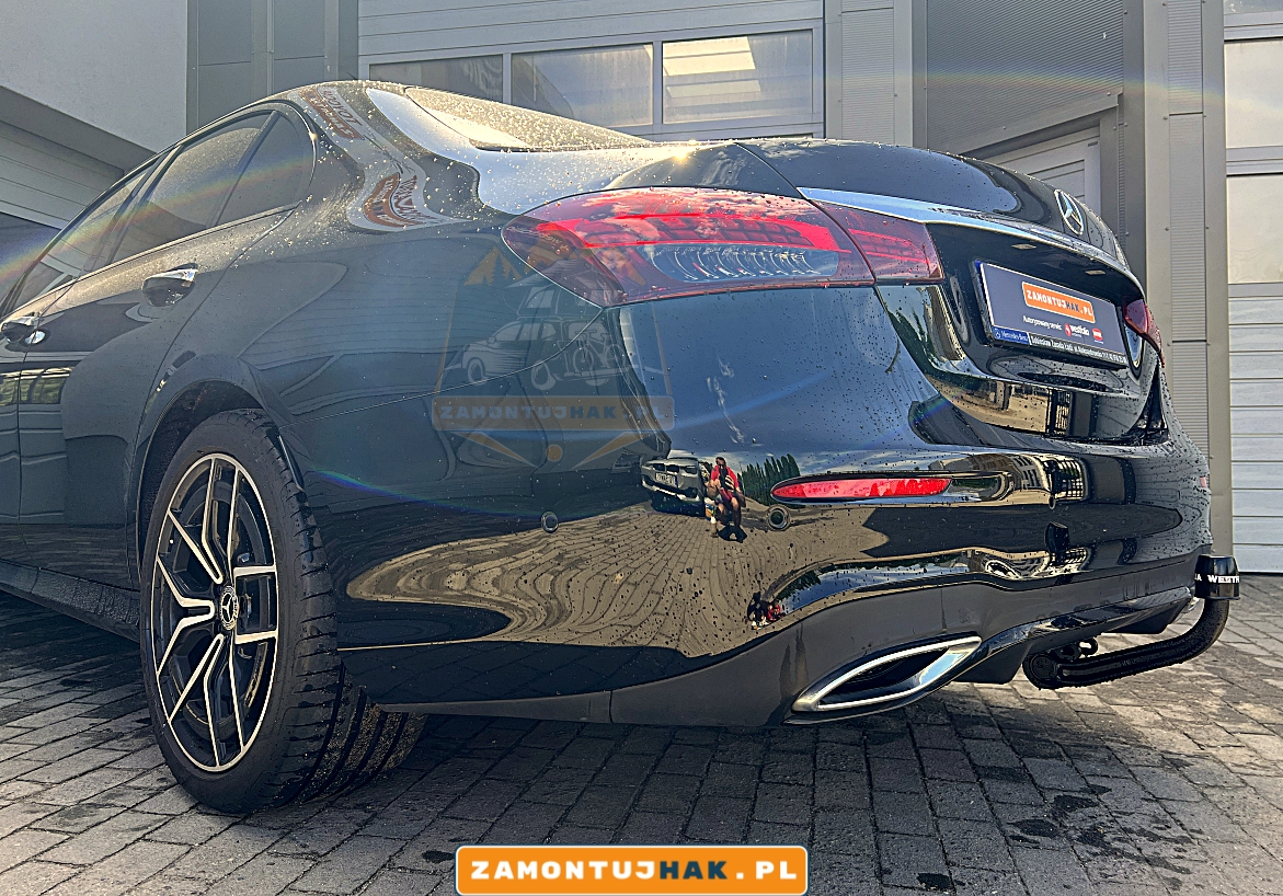 zblizenie z lewej strony tylu samochodu mercedes e-klasa w213 po montazu haka holowniczego w autoryzowanym serwisie westfalia w poznaniu, hak na zdjeciu to model a40v